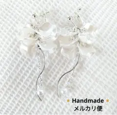 657.お花イヤリング✾匿名配送✾送料込み✾揺れるホワイト花弁フラワー✾シルバー