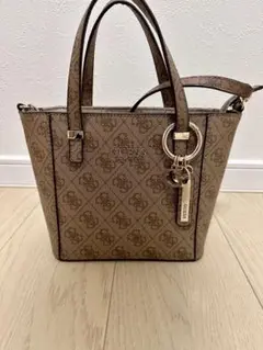 GUESS ブラウン ショルダーバッグ ロゴ チャーム付き