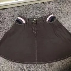 サイズ28インチです。よろしければブラウスもセットで お譲りします。