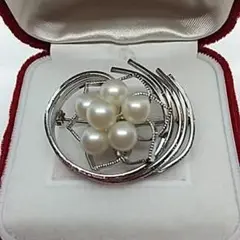 パールブローチ