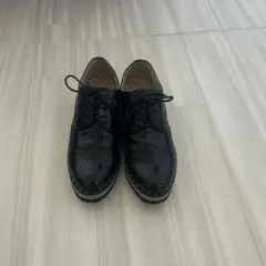 黒いブローグスタイルの厚底靴
