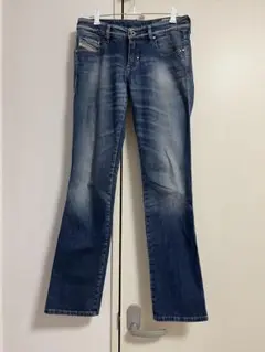 ディーゼル　スタッズ付きダークブルースキニーデニム