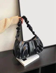 ミニマリストラッシュドバッグ