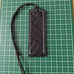 ハンドメイド 本革ブックマーク(栞) 英字柄 約9cmx約3cm 黒
