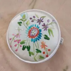 新品 花柄刺繍 円形ポーチ 白