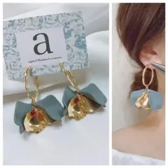 2261-2 くすみグレー☺︎花びらフラワーとゴールドフープのチタンピアス☺︎
