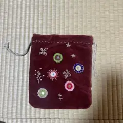 赤い刺繍入りベルベット巾着袋