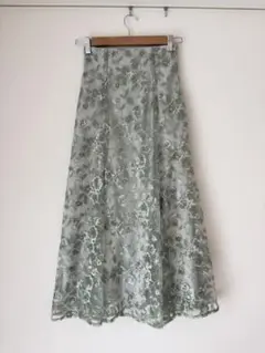 【美品】花柄刺繍入りグリーンフレアスカート