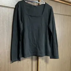 黒の長袖スクエアネックトップス