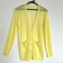 透け感のあるイエローのカーディガン