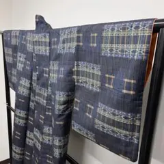 藍色の紬地に味わい深い柄の小紋 着物