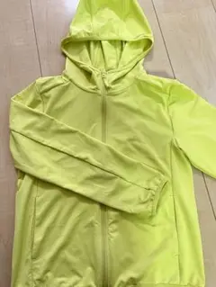 ユニクロ　キッズ　UVカットラッシュガード　未使用に近い
