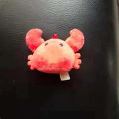 赤いカニのぬいぐるみ