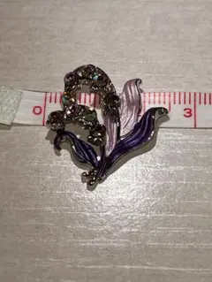 紫とピンクの花のブローチ