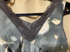 花柄グレーVネックドレス