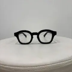黒縁メガネ