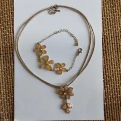 ネックレスとブレスレット