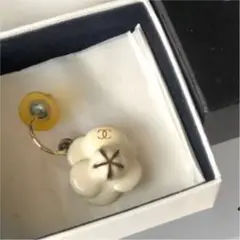 シャネル ピアス カメリア フラワー ココマーク ピアス GP ホワイト 片耳