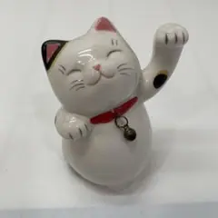 置物 招き猫 左手招き 白猫 鈴付き 高さ11.5cm 陶磁器 貯金箱蓋なし