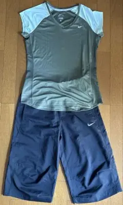 Nike DRI-FIT Tシャツとショートパンツのセット