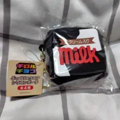 チロルチョコ 　ぷっくりスクエア　シリコンポーチ