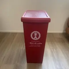 赤いプラスチックごみ箱 フタ付き