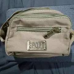 ベージュ キャンバス ボディバッグ スポーツロゴ付き