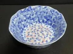 和食器　装飾皿　青とピンクの花とリーフの柄　中皿（ボウル）