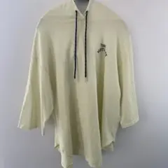 フード付き淡い黄色Tシャツ