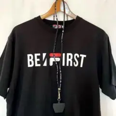 【新品】FILA BE:FIRST コラボ　Tシャツ　ストラップホルダー付
