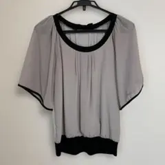 グレーと黒のバルーンスリーブトップス
