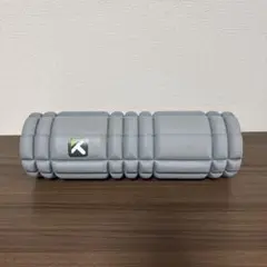グレーのフォームローラー Kのロゴ付き