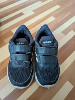 adidas ブラック スニーカー 8K