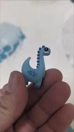 青い恐竜のミニチュアフィギュア
