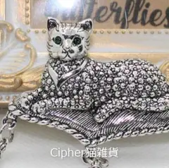 ■ クッションでくつろぐ 優雅な猫 シルバー ブローチ 帯留め 2WEY◼️