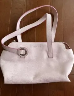 ジルの淡いピンクのショルダーバッグ