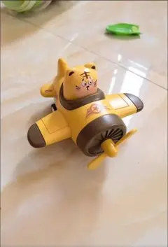 猫の飛行機おもちゃ