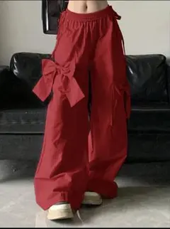 リボン付き赤ワイドパンツ