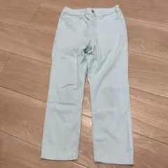 薄い水色のロングパンツ