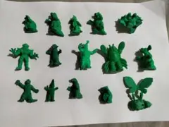 緑色の怪獣フィギュア16体セット