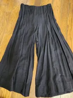 黒いプリーツガウチョパンツ