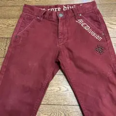 M.C.D MORE 刺繍ロゴ スタッズ付ダメージ加工デニムジーンズ
