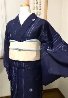 単衣の頃まで可 竪絽 透け感少 紺地 雪輪に型染め風絵柄 化繊（盛夏〜単衣まで)