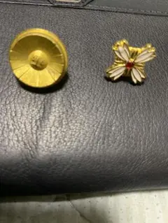 ❣️金色と白い花のピンバッチ２種類をセット☆映画・ドラマ用小道具 ▼値下げ処分▼