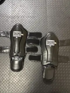 THAISMAIキックボクシングレガース黒Mサイズ