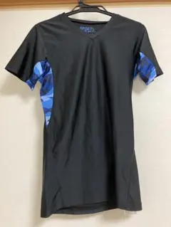 Vネック　黒Tシャツ