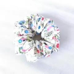リバティシュシュ　ハンドメイド　ボリューム　シュシュ　白系　花柄　ブレスレット