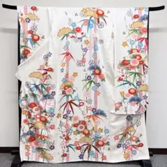 白地に様々な花が描かれた振袖 晴れ着 着物
