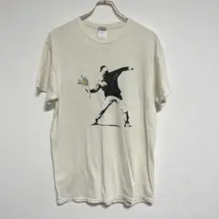 バンクシー 花束を持つ男性 GILDAN Tシャツ