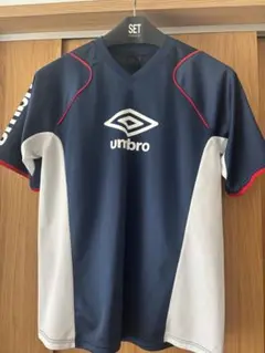 umbro ネイビー/ホワイト Vネックシャツ